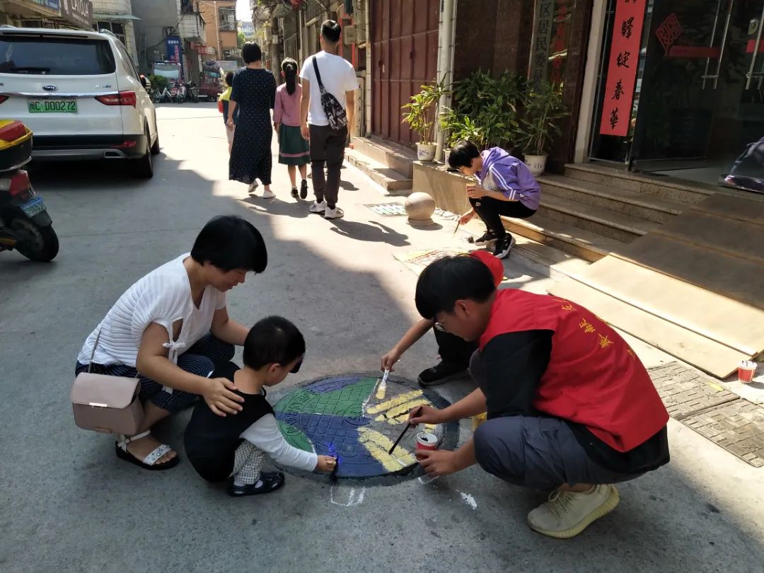 3志愿者在溪亭社区义全后街开展井盖涂鸦志愿服务活动.jpg 图片